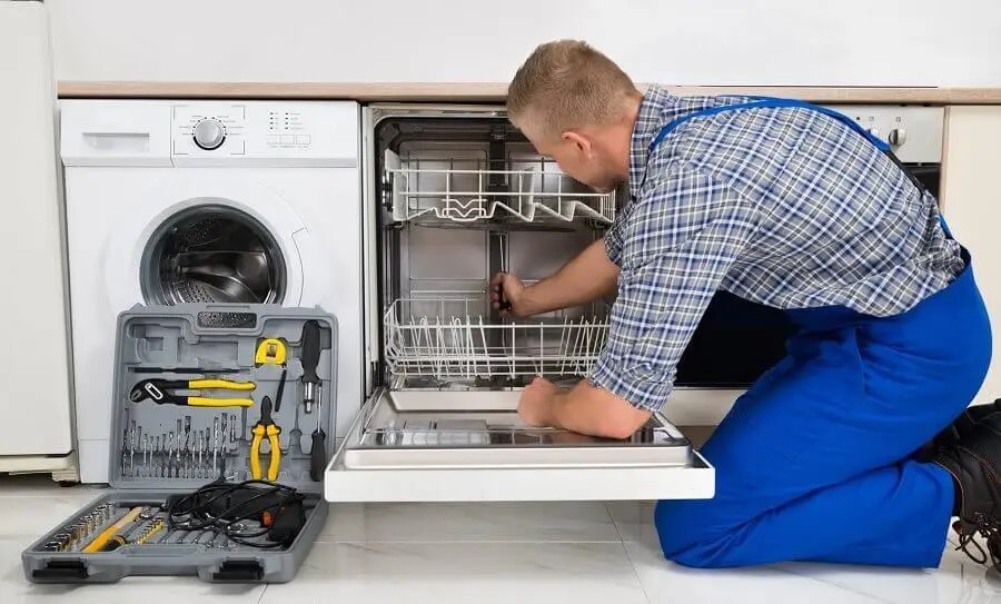 Arifiye Toshiba servisi teknisyen ekibi beyaz eşya tamiri yaparken